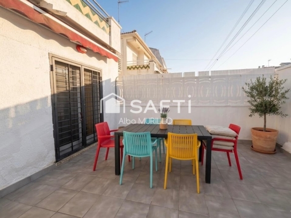 Imagen 3 de BONITA CASA ADOSADA ESQUINERA RECIÉN REFORMADA A SOLO 300 METROS DE LA PLAYA