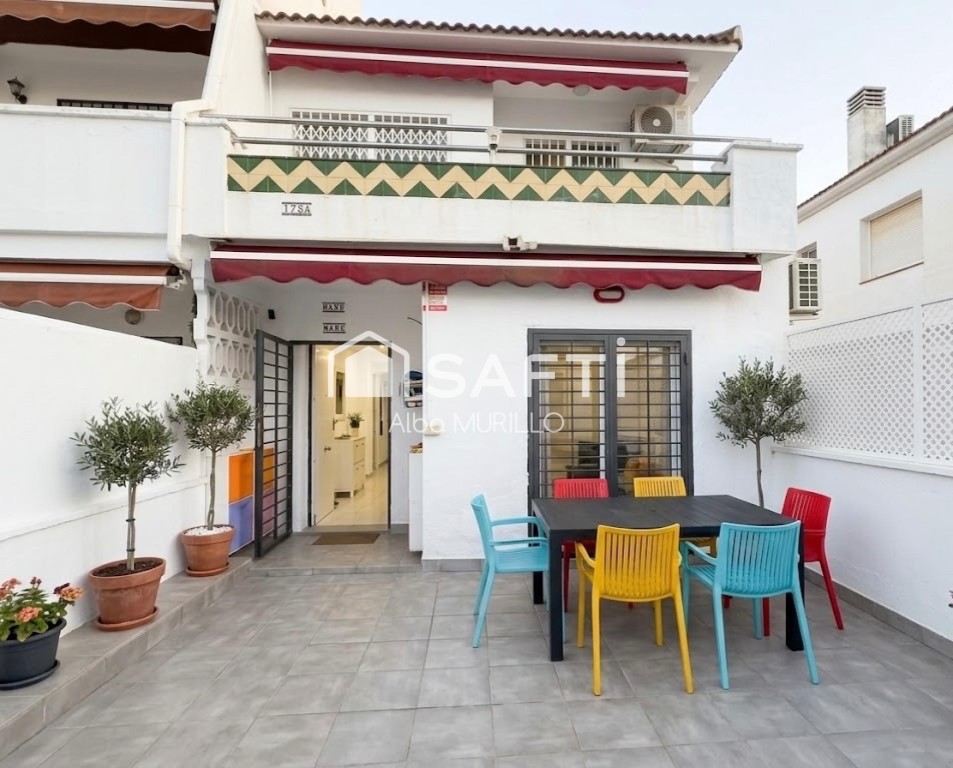 Imagen 1 de BONITA CASA ADOSADA ESQUINERA RECIÉN REFORMADA A SOLO 300 METROS DE LA PLAYA
