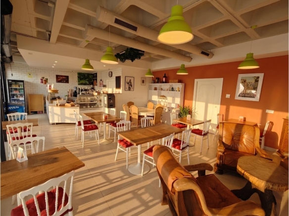 Imagen 2 de Traspaso de Bar-Cafetería con Despacho de Pan en Playa Flamenca (Orihuela Costa) – Ubicación Prime