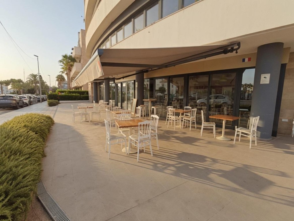 Imagen 3 de Traspaso de Bar-Cafetería con Despacho de Pan en Playa Flamenca (Orihuela Costa) – Ubicación Prime