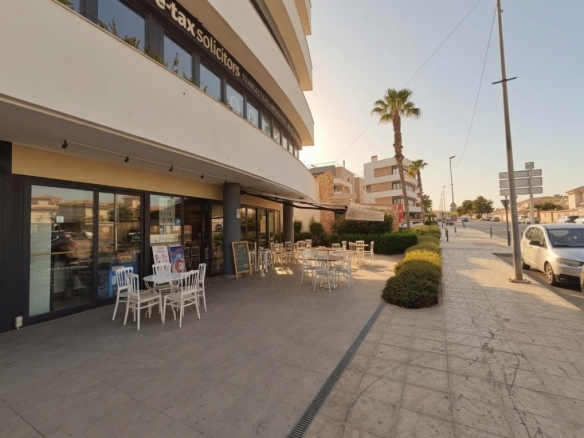 Imagen 4 de Traspaso de Bar-Cafetería con Despacho de Pan en Playa Flamenca (Orihuela Costa) – Ubicación Prime