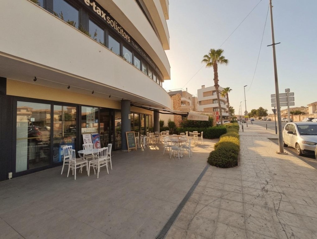 Imagen 4 de Traspaso de Bar-Cafetería con Despacho de Pan en Playa Flamenca (Orihuela Costa) – Ubicación Prime