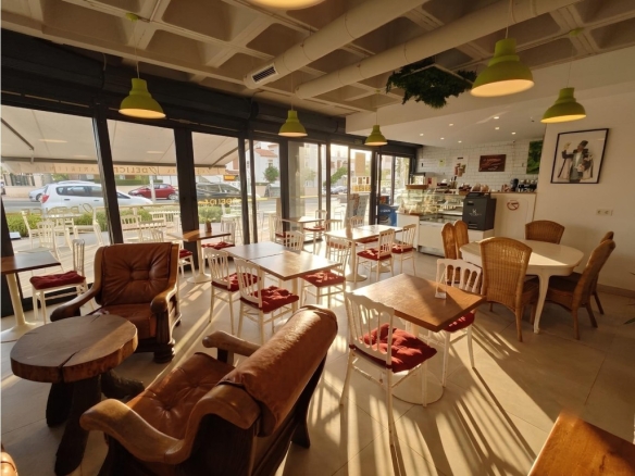 Imagen 1 de Traspaso de Bar-Cafetería con Despacho de Pan en Playa Flamenca (Orihuela Costa) – Ubicación Prime