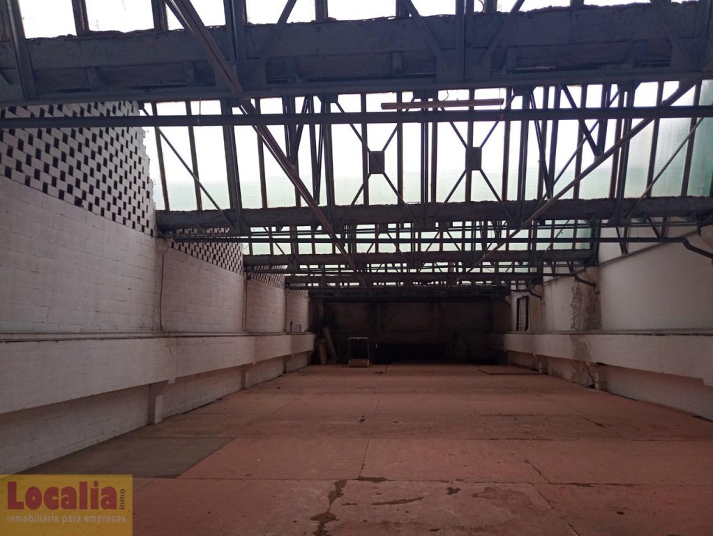 Imagen 2 de Nave industrial cercana al centro en Torrelavega
