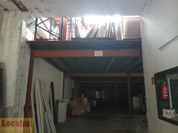 Imagen 1 de Nave industrial cercana al centro en Torrelavega
