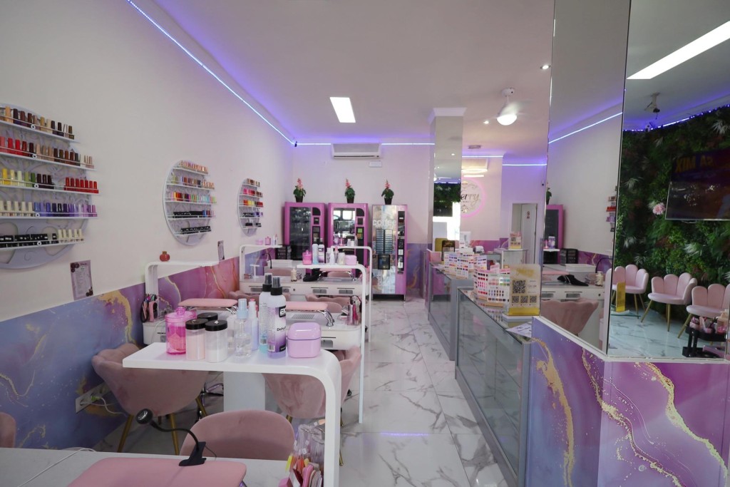 Imagen 3 de Traspaso y alquiler de negocio de Spa y belleza en el centro de Benalmádena