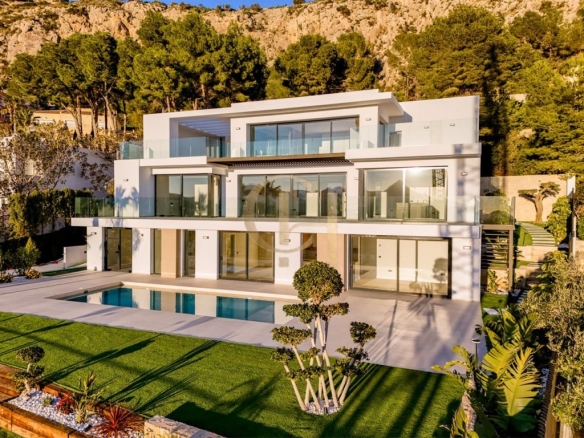 Imagen 2 de Villa de Autor Suspendida sobre el Mediterráneo en la Zona Más Exclusiva de Altea