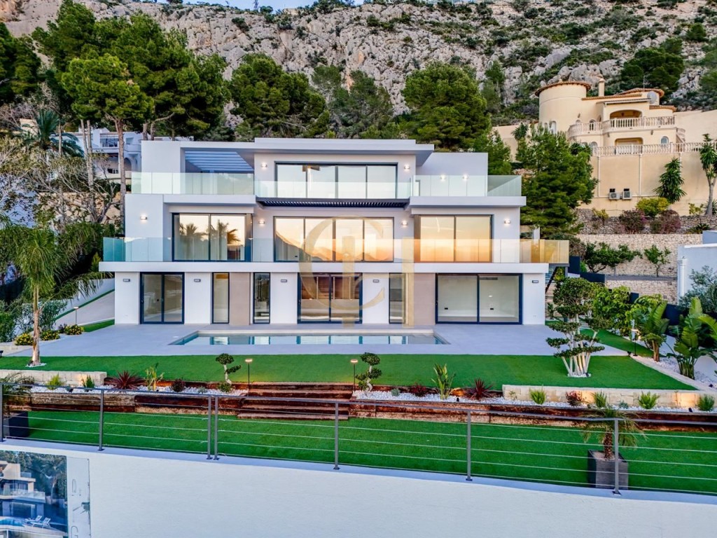 Imagen 4 de Villa de Autor Suspendida sobre el Mediterráneo en la Zona Más Exclusiva de Altea