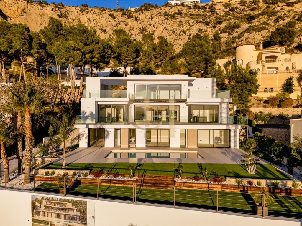 Imagen 1 de Villa de Autor Suspendida sobre el Mediterráneo en la Zona Más Exclusiva de Altea
