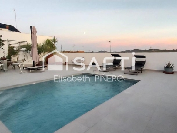 Imagen 2 de Casa de ensueño con piscina privada en Zalamea de la Serena: Tu hogar ideal o inversión rural de éxito