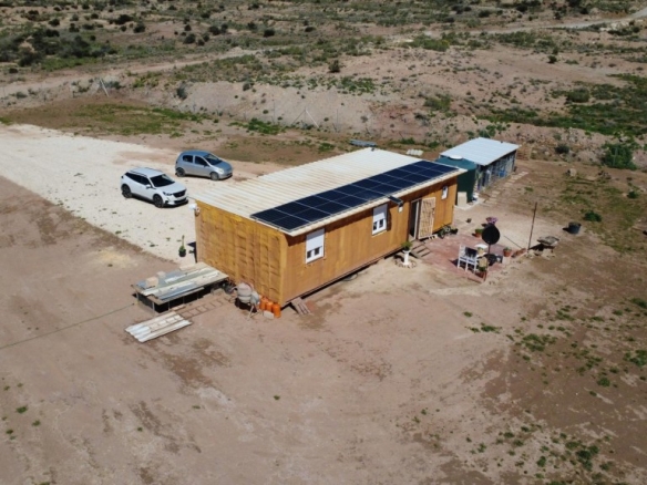 Imagen 3 de Vivienda de diseño construida con contenedores sobre una parcela de 13.000 m² entre Novelda y Monóvar