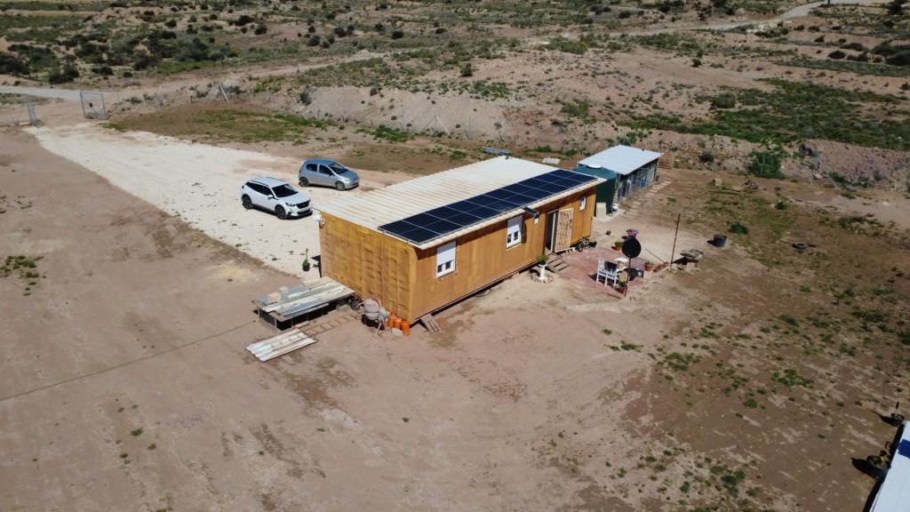 Imagen 3 de Vivienda de diseño construida con contenedores sobre una parcela de 13.000 m² entre Novelda y Monóvar