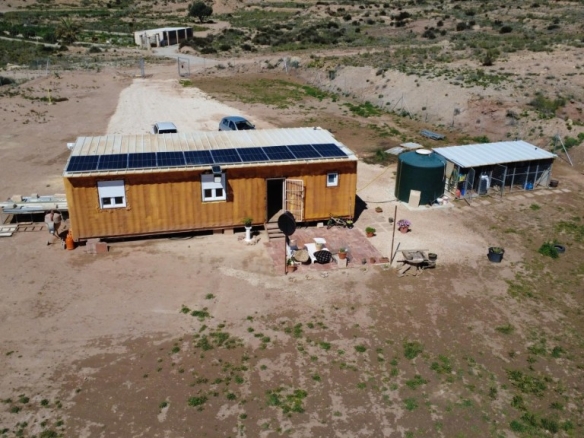 Imagen 4 de Vivienda de diseño construida con contenedores sobre una parcela de 13.000 m² entre Novelda y Monóvar