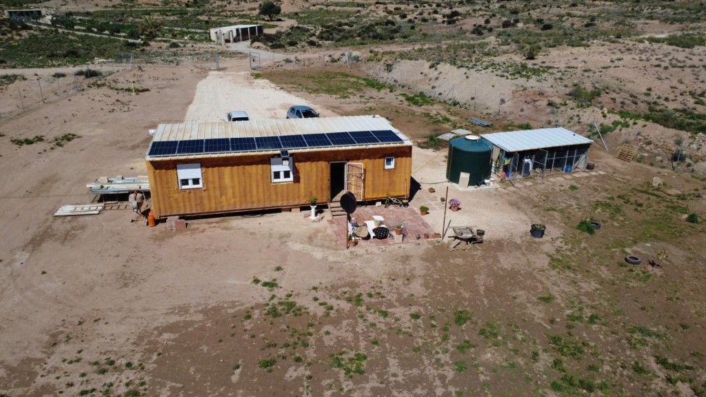Imagen 4 de Vivienda de diseño construida con contenedores sobre una parcela de 13.000 m² entre Novelda y Monóvar