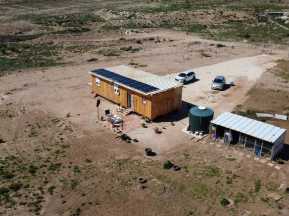 Imagen 1 de Vivienda de diseño construida con contenedores sobre una parcela de 13.000 m² entre Novelda y Monóvar