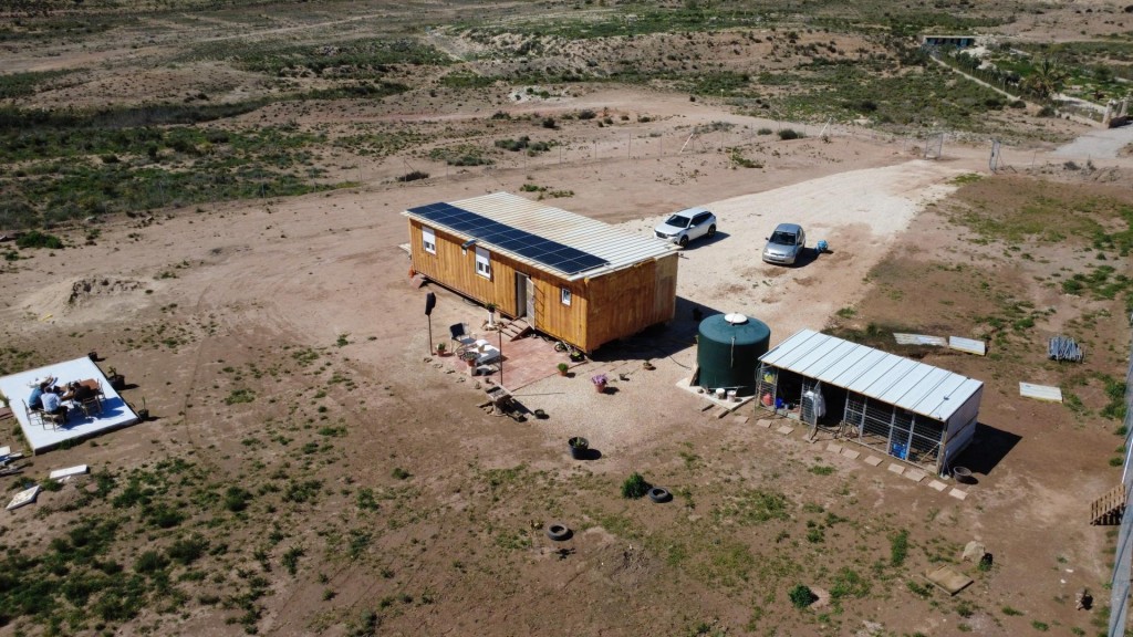 Imagen 1 de Vivienda de diseño construida con contenedores sobre una parcela de 13.000 m² entre Novelda y Monóvar