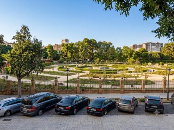 Imagen 1 de Despertar cada mañana con las vistas a la Rosaleda de los Jardines de Viveros es un privilegio reservado a muy pocas viviendas en Valencia.