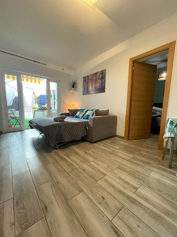 Imagen 2 de Piso Reformado de 2 Habitaciones en Los Cristianos con Piscina
