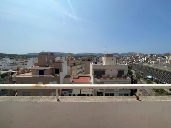 Imagen 2 de Estudio con balcón con vistas panorámicas - Castillo de Bellver y Bahía de Palma - C/ Joan Crespi.