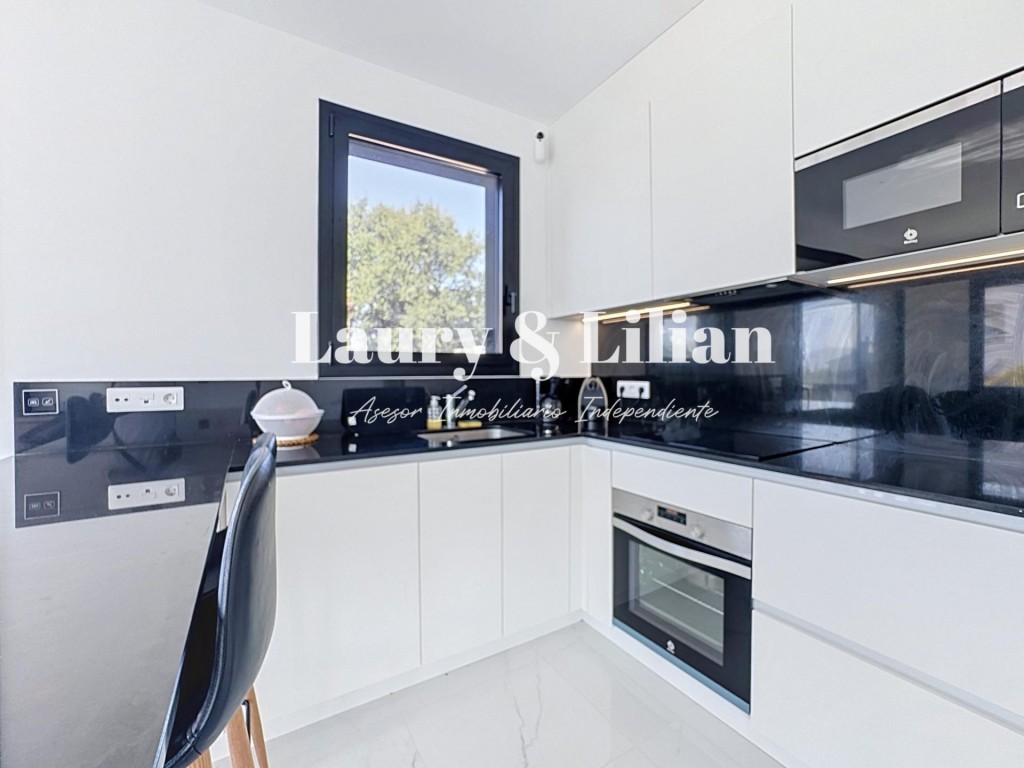 Imagen 2 de Casa moderna de 3 dormitorios y 2 baños con garaje