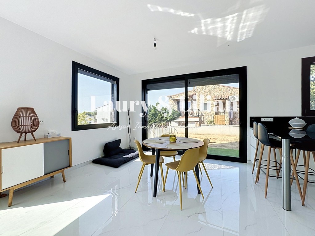 Imagen 4 de Casa moderna de 3 dormitorios y 2 baños con garaje