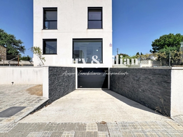 Imagen 1 de Casa moderna de 3 dormitorios y 2 baños con garaje