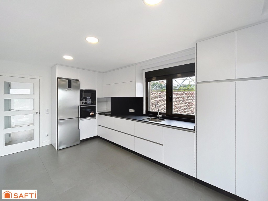 Imagen 2 de En venta unifamiliar de nueva construcción con vistas abiertas al mar y viñedos