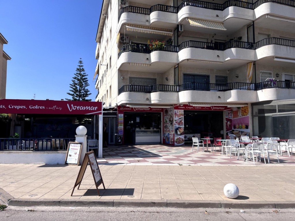 Imagen 3 de Local comercial en venta en 1ª línea de playa