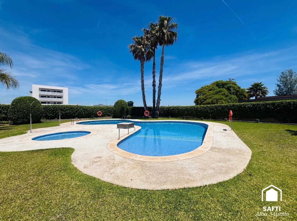 Imagen 2 de Exclusiva planta baja con jardín privado y piscina comunitaria a tan solo 300 de la playa