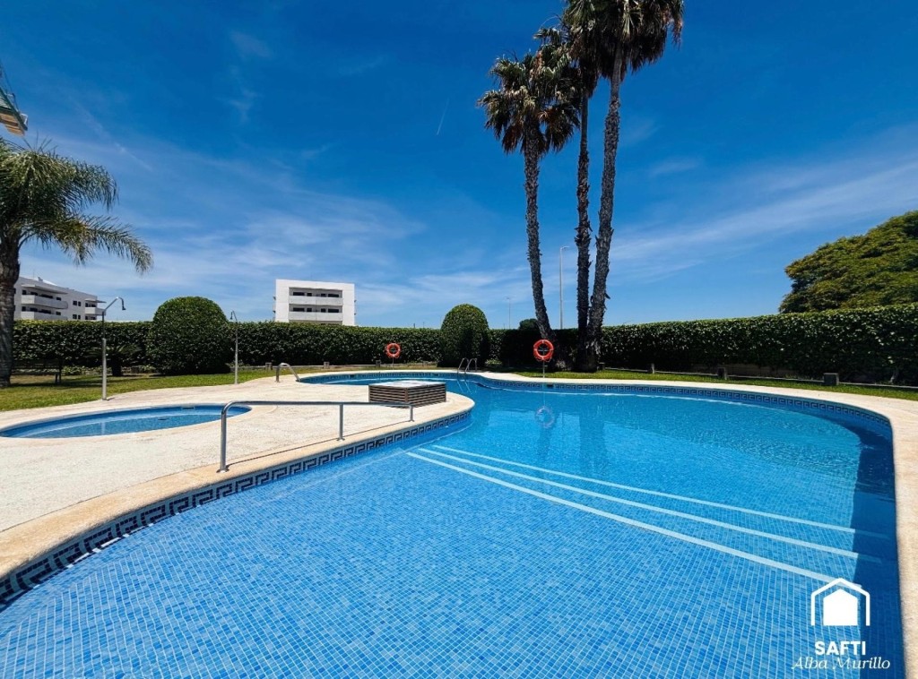 Imagen 1 de Exclusiva planta baja con jardín privado y piscina comunitaria a tan solo 300 de la playa