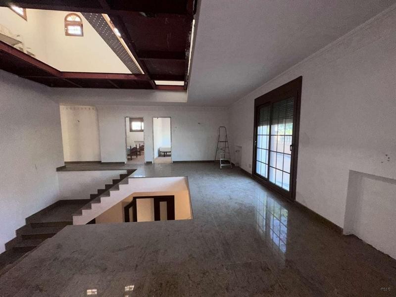 de 700m2 con 6 dormitorios y 4 baños con plaza de garaje