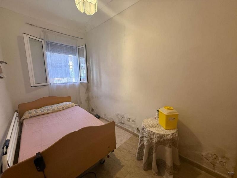 de 500m2 con 5 dormitorios y 2 baños