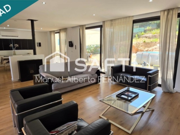 Imagen 1 de Chalet de obra nueva con diseño contemporáneo y amplios espacios en Lloret Residencial