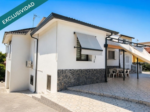 Imagen 2 de En venta un Exclusivo chalet estilo Mediterráneo en una urbanización de Sils