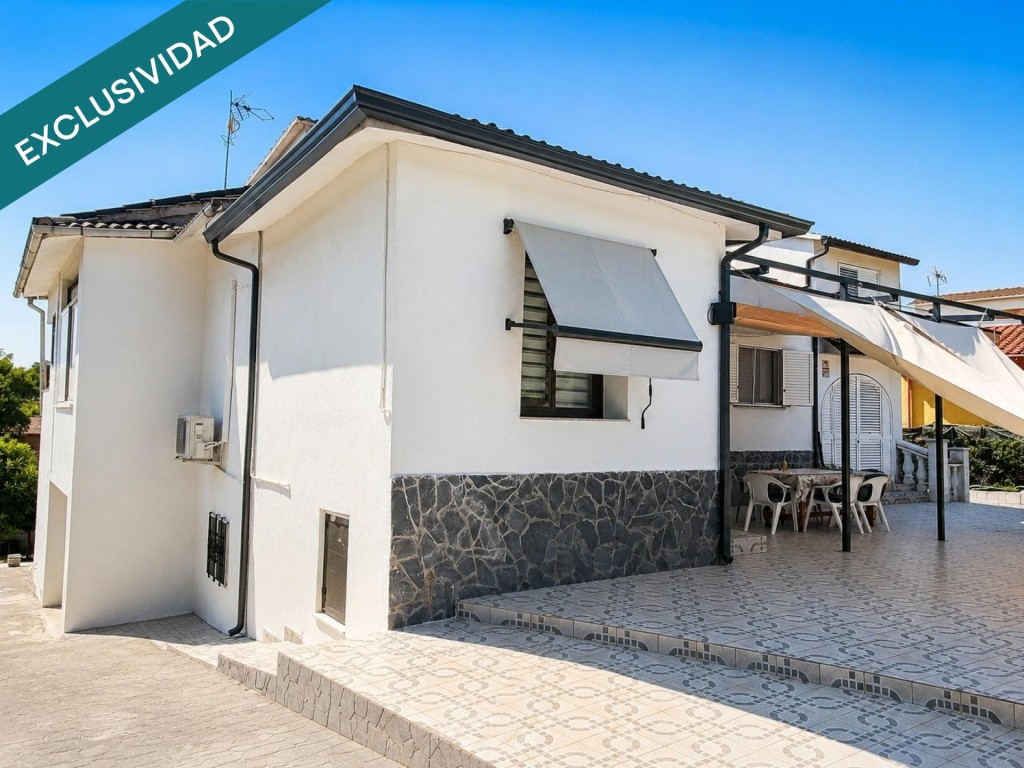 Imagen 2 de En venta un Exclusivo chalet estilo Mediterráneo en una urbanización de Sils