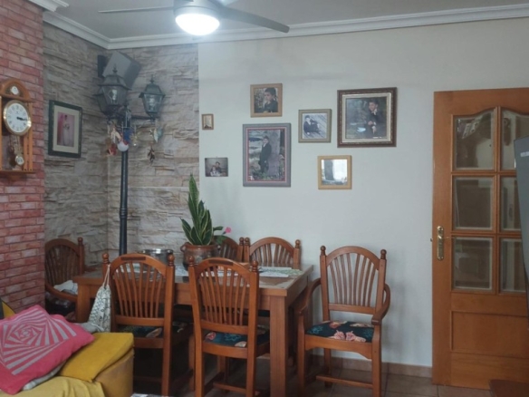 Imagen 3 de Oportunidad Única en Logroño: Piso de Tres Habitaciones Cerca de la Universidad