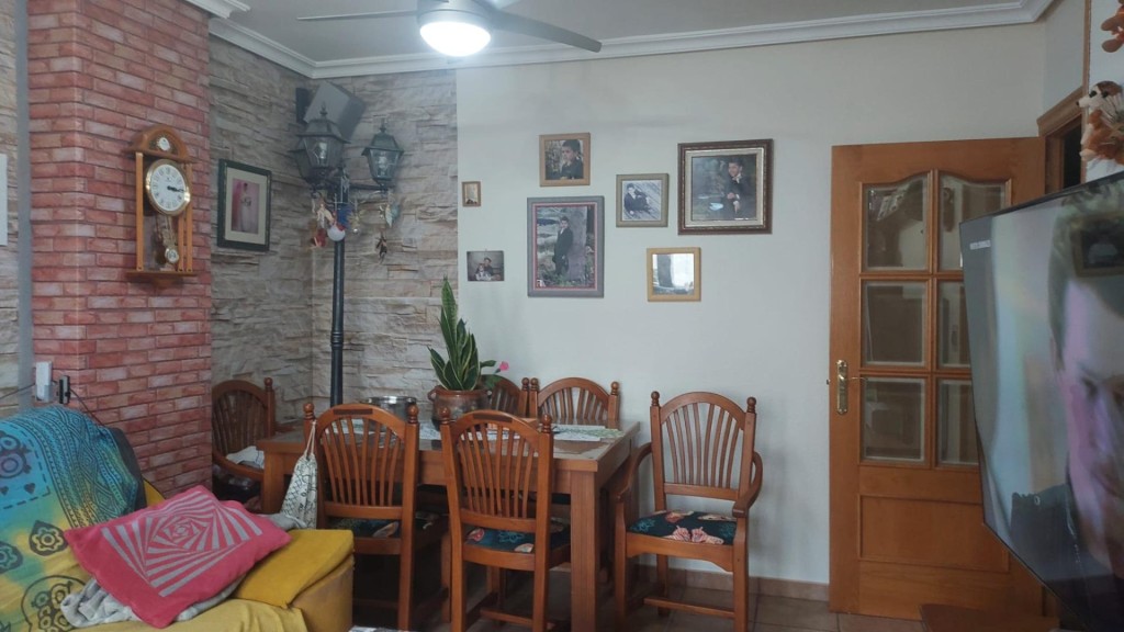 Imagen 3 de Oportunidad Única en Logroño: Piso de Tres Habitaciones Cerca de la Universidad
