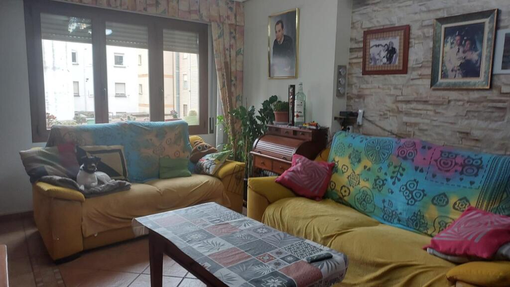 Imagen 4 de Oportunidad Única en Logroño: Piso de Tres Habitaciones Cerca de la Universidad