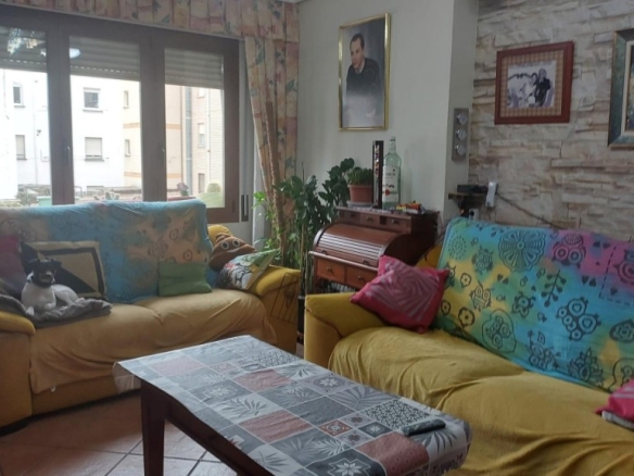 Imagen 4 de Oportunidad Única en Logroño: Piso de Tres Habitaciones Cerca de la Universidad