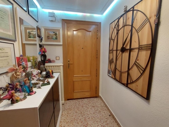 Imagen 1 de Oportunidad Única en Logroño: Piso de Tres Habitaciones Cerca de la Universidad