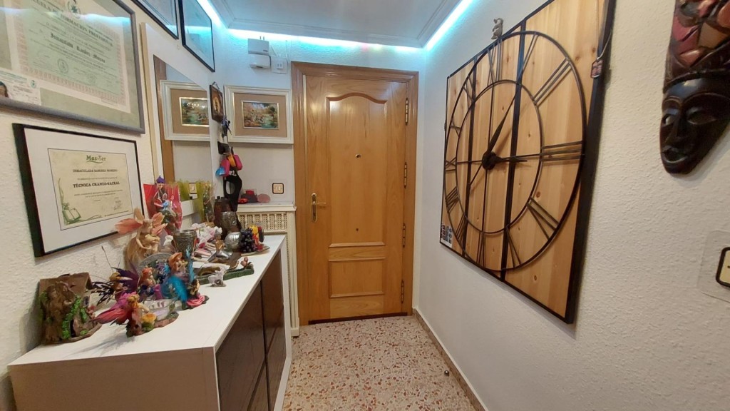 Imagen 1 de Oportunidad Única en Logroño: Piso de Tres Habitaciones Cerca de la Universidad