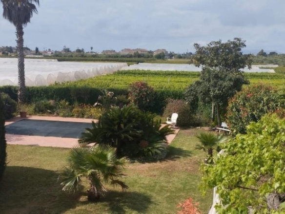 jardín y 2 almacenes grandes cerca de la playa Vinaròs.