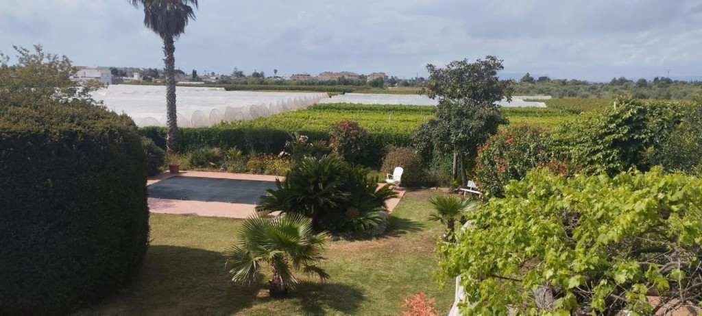 jardín y 2 almacenes grandes cerca de la playa Vinaròs.
