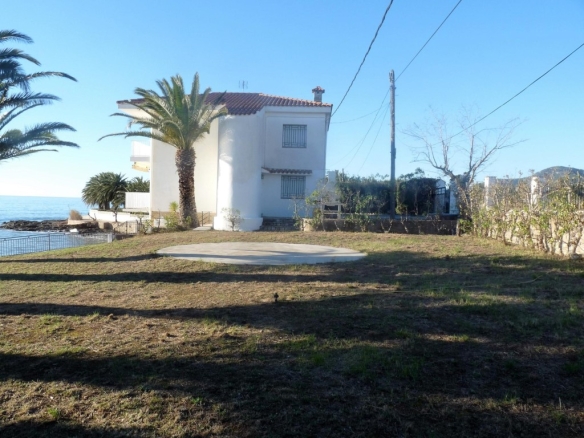 Imagen 2 de EXCLUSIVA VILLA A LA ORILLA DEL MAR! Oportunidad.