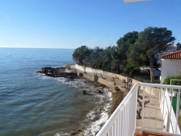 Imagen 1 de EXCLUSIVA VILLA A LA ORILLA DEL MAR! Oportunidad.