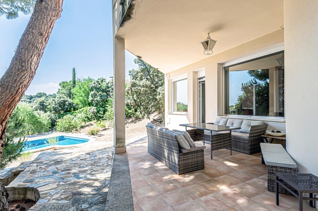 Imagen 2 de VIVIENDA DE DISEÑO CON PISCINA PRIVADA EN LA URBANIZACIÓN JARABELTRÁN