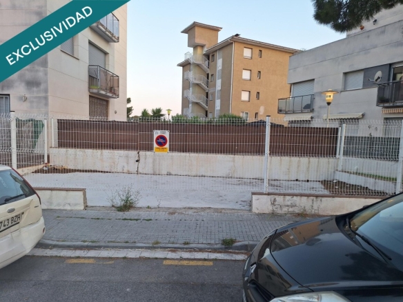 amplio y seguro.Protege tus vehículos en una parcela cerrada y exclusiva.