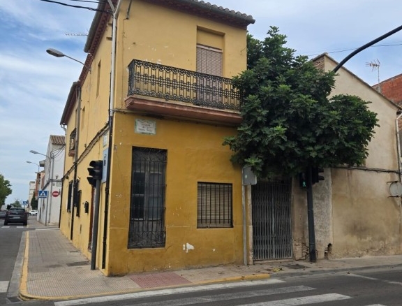 Imagen 2 de CASA ESQUINERA EN VENTA EN SOLLANA – GRAN POTENCIAL DE REFORMA – 42.500 €
