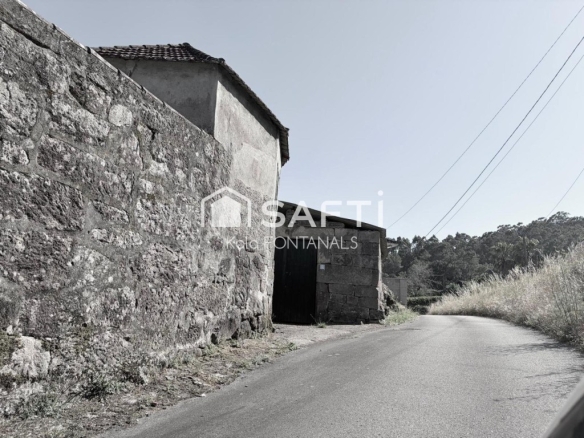 Imagen 1 de Exclusiva casa de piedra gallega para restaurar en Vilaboa: un proyecto único con encanto y vistas abiertas