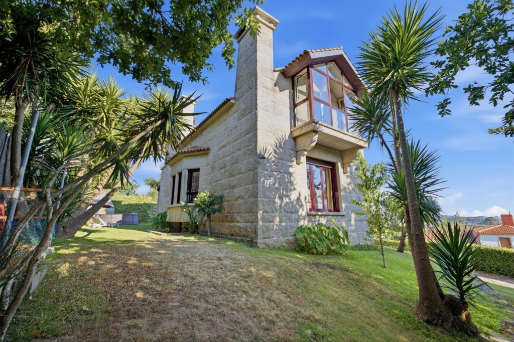 Imagen 2 de UNA JOYA EN PIEDRA GALLEGA EN EL CORAZÓN DE LAS RÍAS BAIXAS. 407 m2 construidos | Parcela: 1.626 m2 | Dormitorios: 4 | Baños: 3